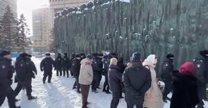 Rusia detiene a más de 100 personas en homenaje a Navalny