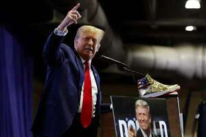Trump lanza una marca de zapatillas tras la multa millonaria que le impuso un juez - Mundo - ABC Color