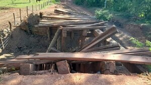 Niños sin puente para ir a la escuela en Yby Yaú