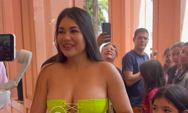 ¡Multitud de fans recibió a Laurys Dyva en Villarrica!