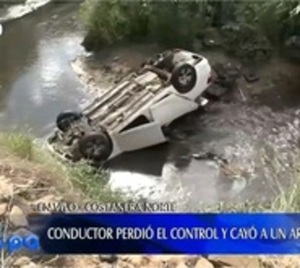 Conductor perdió el control y cayó a un arroyo en la Costanera Norte - Paraguay.com