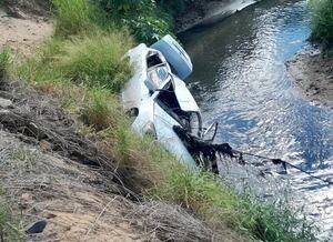 Vehículo cayó al agua en la Costanera Norte  - Nacionales - ABC Color