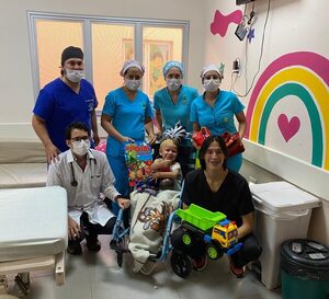 Mathías Nahuel celebra su cumpleaños con sus héroes en el Hospital 'Acosta Ñu' - trece