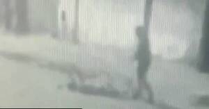 Cámaras grabaron cómo un hombre mató a varillazos a otro que pasaba frente a su casa