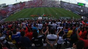 ¡Pilló a su novio con otra chica, en transmisión del Superclásico!