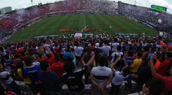 ¡Pilló a su novio con otra chica, en transmisión del Superclásico!