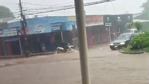 Torrenciales lluvias provocan peligrosos raudales en Pedro Juan Caballero