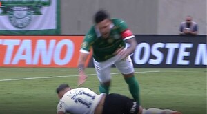 Ángel Romero barrió a Gustavo Gómez y lo sacó lesionado