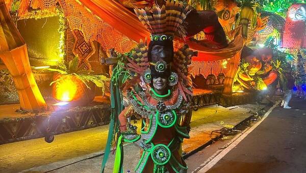 ¡Nora Ruotti lo hizo de nuevo, bailando un año más en el carnaval de Río!