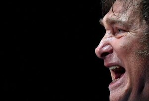 Milei acusa a "casta" política tras estudio que arroja 57% de pobreza en Argentina