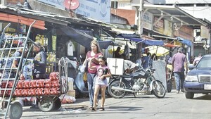 Ocupación de veredas genera caos en transitados tramos de Asunción