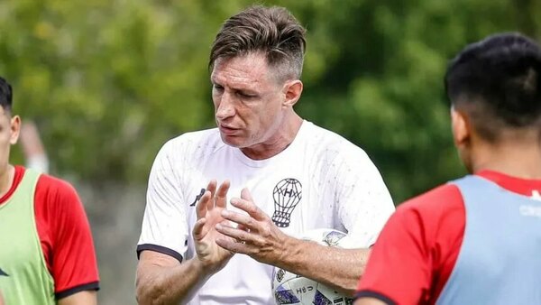 Versus / Sava apenas dirigió seis partidos en Huracán