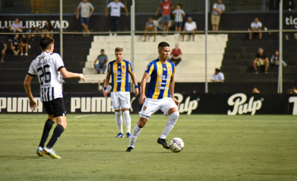 Versus / Joven figura de Luqueño probará suerte en el fútbol argentino