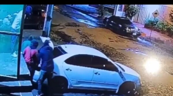 Delincuentes se llevaron una caja fuerte de un local comercial