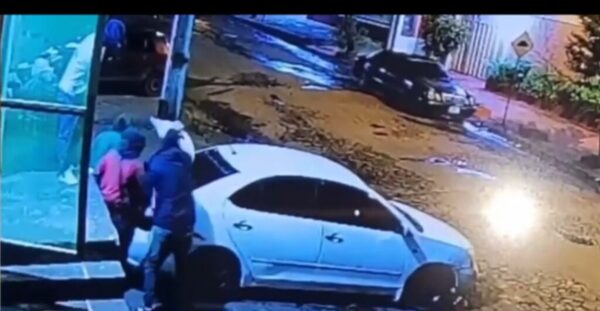 Delincuentes se llevaron una caja fuerte de un local comercial