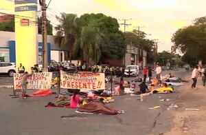 Protesta y bloqueo en el tránsito sobre avenida Artigas - Nacionales - ABC Color