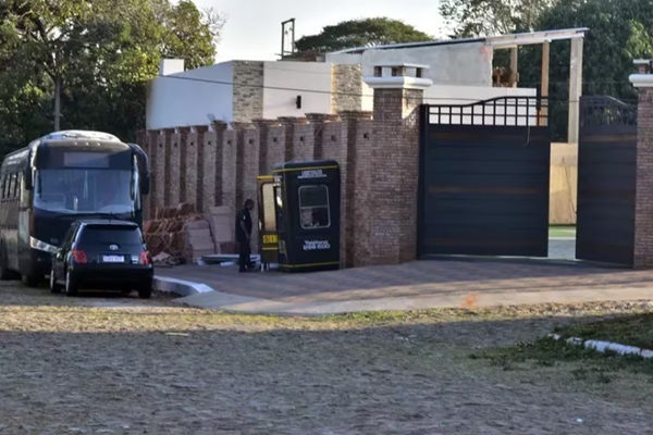 Millonario gasto en vivienda de concejal de Lambaré y su esposo