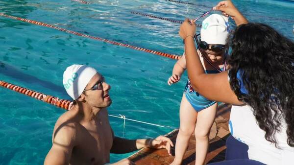 [GALERÍA] ¡De tal palo, tal astilla! La "Tiburoncita" ya compite en natación