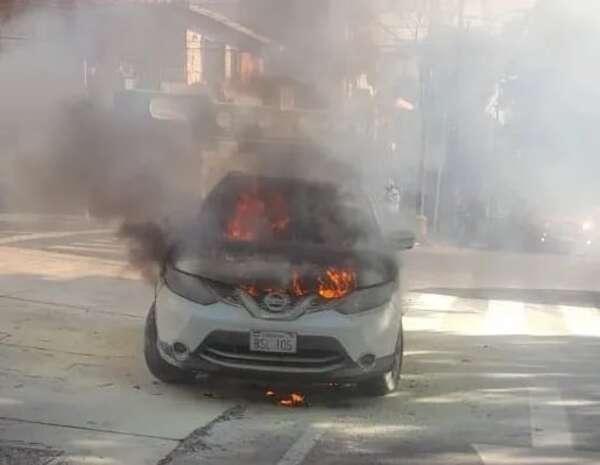 Vehículo se incendió en plena vía pública en Asunción - Nacionales - ABC Color