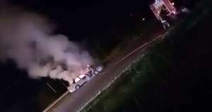 La Nación / Ardieron vehículos tras choque en que falleció un motociclista