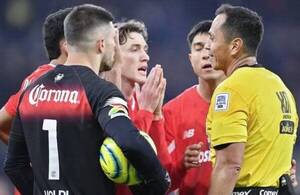 ¿Qué qué? Arbitro cobró "impenal" en partido de fútbol