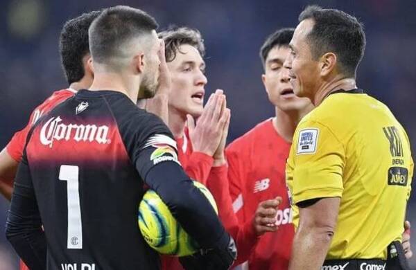 ¿Qué qué? Arbitro cobró "impenal" en partido de fútbol