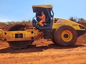 Obras viales se expanden con la mano femenina - La Tribuna