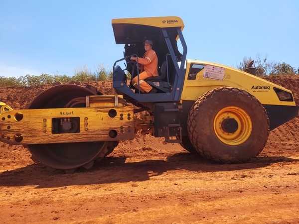Obras viales se expanden con la mano femenina - La Tribuna