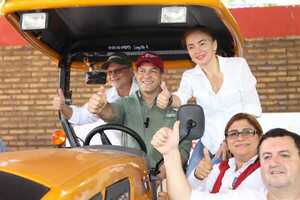 MAG entrega maquinarias e insumos a productores de San Alfredo por Gs. 1.200 millones - .::Agencia IP::.