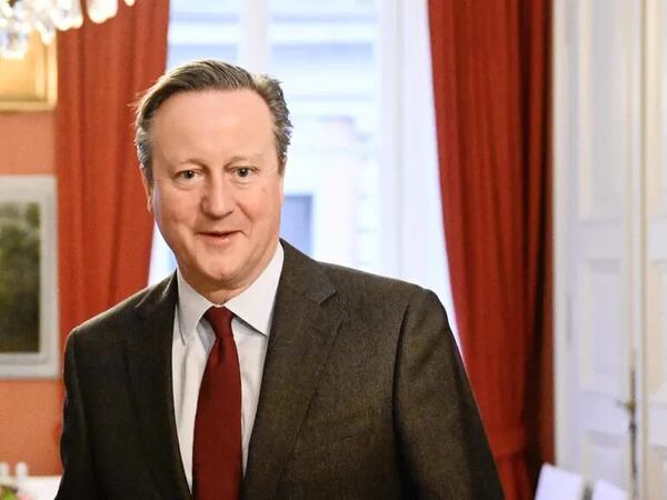 Cameron visita lugares clave de la guerra de las Malvinas y luego vendrá a Paraguay - Mundo - ABC Color