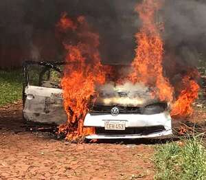 Asaltan gasolinera, roban dinero e incendian vehículo utilizado - ABC en el Este - ABC Color