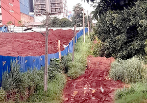 Vecinos reclaman que movimiento de suelo convierta calle en charco - La Clave
