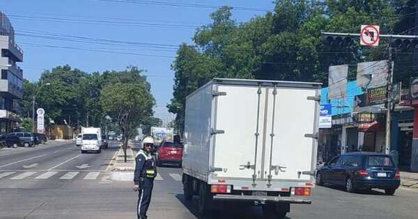 Diario HOY | Reportan semáforos descompuestos por falta de energía eléctrica en Asunción