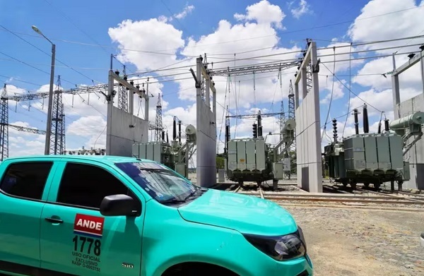 Pestañeos y apagones generan caos en Asunción