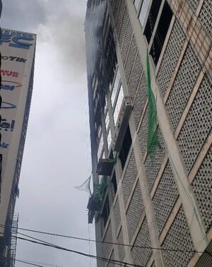 Fiscalía allana edificio incendiado