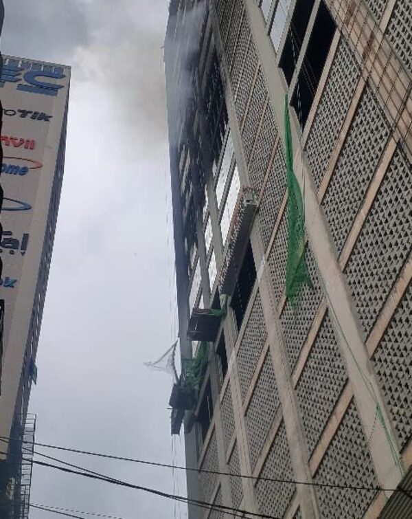 Fiscalía allana edificio incendiado