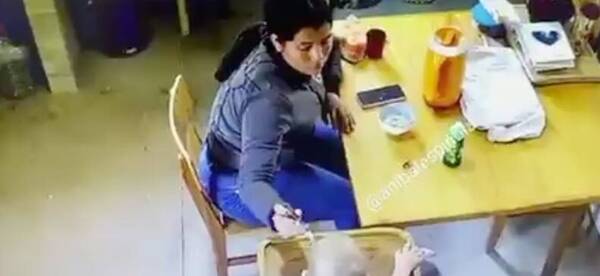 [VIDEO] ¡Desgraciada! Niñera es grabada cuando maltrata a un bebé