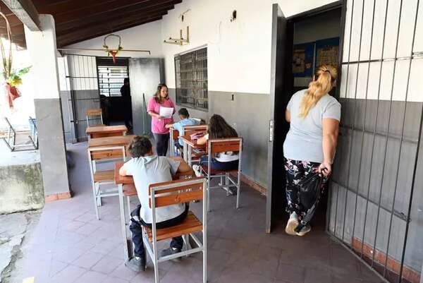 MEC: niños rindieron exámenes en los pasillos por falta de luz en escuela - Nacionales - ABC Color