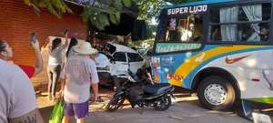 Video: violento choque entre buses en pleno centro de Itá - Policiales - ABC Color