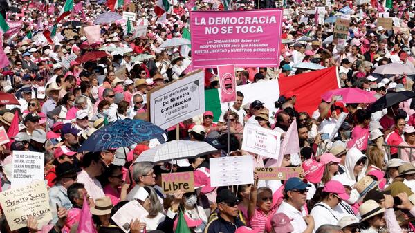Decenas de millas de opositores exigen "voto libre" en México