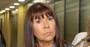 La Nación / “No puede permanecer como senador”