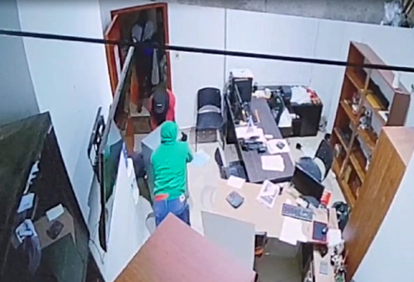 Bandidos fuertemente armados roban caja fuerte de supermercado en CDE - La Clave