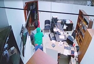 Bandidos fuertemente armados roban caja fuerte de supermercado en CDE