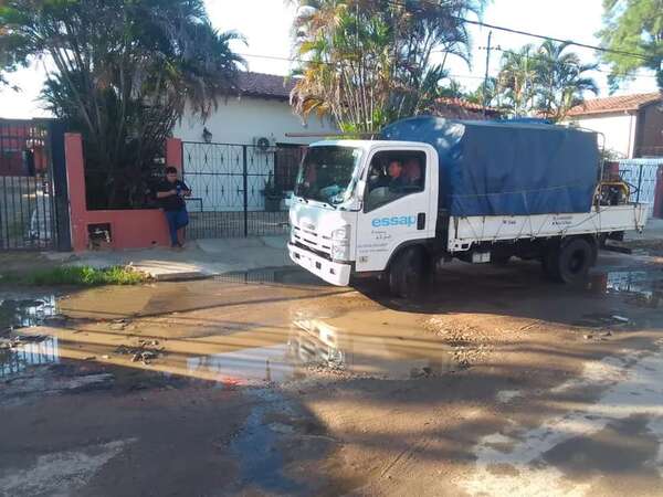 Vecinos viven entre agua servida y obras inconclusas desde diciembre - Nacionales - ABC Color