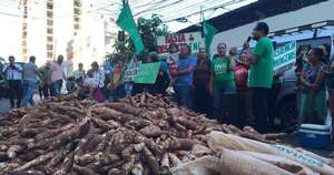 Diario HOY | Campesinos reclaman falta de apoyo para ubicar productos y arrojan mandiocas en señal de protesta