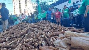 Campesinos protestan en Asunción por abandono del Estado y regalan mandioca
