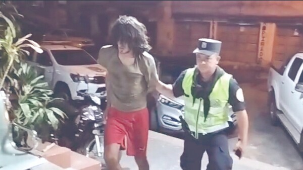 Llaveó a un ladrón en su cocina y llamó al 911