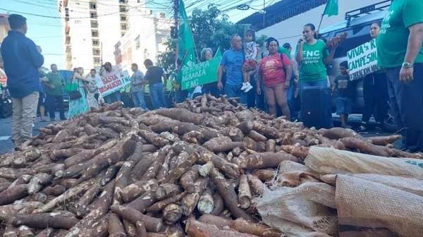 Campesinos protestan en Asunción por abandono del Estado y regalan mandioca