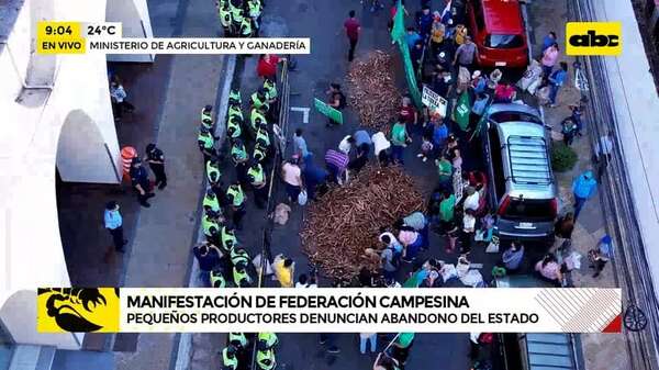 Video: Campesinos de la FNC protestan regalando producción de mandioca - ABC Noticias - ABC Color