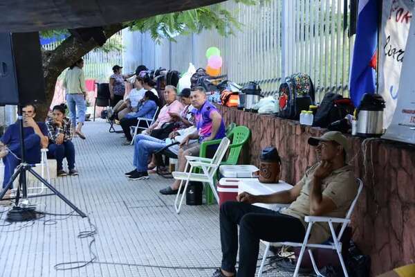 Con manifestación frente al Ministerio de Salud, exigen culminación de hospital en Yataity del Norte - Nacionales - ABC Color